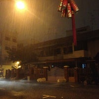 Photo taken at Geylang Lorong 25A by 🙏สตึเว่น🙏 on 8/1/2013