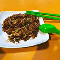 Photo taken at Hill Street Fried Kway Teow by Calvin L. on 4/6/2022