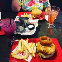 Photo taken at Red Robin Gourmet Burgers and Brews by Alejandra T. on 5/23/2016