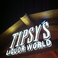 รูปภาพถ่ายที่ Tipsy&amp;#39;s Liquor World โดย Chris R. เมื่อ 11/7/2013