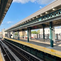 Photo taken at MTA Subway - Astoria Blvd/Hoyt Ave (N/W) by Danny R. on 7/14/2022