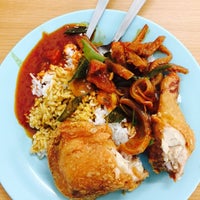 รูปภาพถ่ายที่ Lim Fried Chicken โดย Lee Y. เมื่อ 7/2/2015