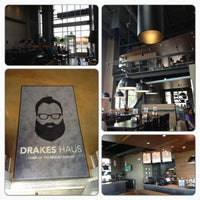 รูปภาพถ่ายที่ Drakes Haus โดย Felwah O. เมื่อ 8/25/2013