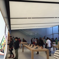 Photo taken at Apple Union Square by Renée V. on 5/26/2016