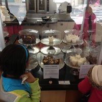 4/20/2013에 Michelle LW R.님이 Ethereal Cupcake and Coffee Shoppe에서 찍은 사진