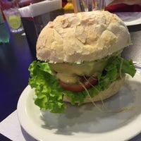 Foto tomada en Lambretta&amp;#39;s Burger  por R. W. el 8/7/2015
