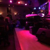Foto tirada no(a) Ernie Biggs Piano Bar por Madster em 7/28/2016