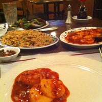 รูปภาพถ่ายที่ Yum Yum Tree Asian Fusion Restaurant &amp;amp; Bar โดย Janid O. เมื่อ 5/13/2013