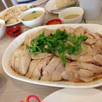 Photo taken at Tian Tian Hainanese Chicken Rice by ✈️⚓️😃😀😊 on 4/20/2013
