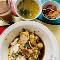 Photo taken at Hill Street Tai Hwa Pork Noodle by Mee Chen W. on 12/9/2023