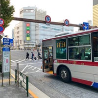 Photo taken at Meguro Sta. (East Exit) Bus Stop by 🎌敷島🎌@『ZBC-MUM1NAE』 on 11/19/2022