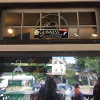 Foto tirada no(a) Irish on Grand por Tonya D. em 9/23/2017