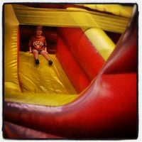 Das Foto wurde bei Locomotion Inflatable Play von Christopher C. am 9/21/2014 aufgenommen