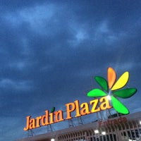 Foto tirada no(a) Centro Comercial Jardín Plaza por Davincho C. em 6/29/2016
