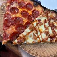 Foto tirada no(a) East Village Pizza por Andrew F. em 6/3/2023