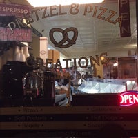 3/28/2015 tarihinde Fawad G.ziyaretçi tarafından Pretzel &amp;amp; Pizza Creations'de çekilen fotoğraf
