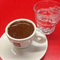 Photo taken at Espressamente İlly by ÖZLEM on 5/1/2013