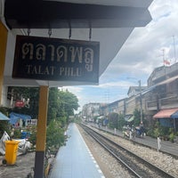 Photo taken at สถานีรถไฟตลาดพลู (Talat Phlu) SRT5003 by Muzashi44 on 9/30/2023
