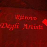 รูปภาพถ่ายที่ Ritrovo degli artisti โดย Chehnez L. เมื่อ 7/2/2013