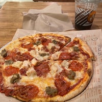 10/24/2022 tarihinde Nestor G.ziyaretçi tarafından Blaze Pizza'de çekilen fotoğraf