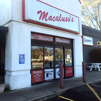 รูปภาพถ่ายที่ Macaluso&amp;#39;s Claycomo Liquor &amp;amp; NY Style Deli โดย Macaluso&amp;#39;s Claycomo Liquor &amp;amp; NY Style Deli เมื่อ 12/2/2016