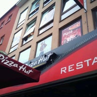 Foto tirada no(a) Pizza Hut por Olivia-Felicitas S. em 10/1/2012