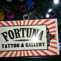 Foto tirada no(a) Fortuna Tattoo &amp;amp; Gallery por PaOla T. em 12/22/2013