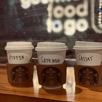 Foto diambil di Starbucks oleh fatEmeH_Nsr pada 3/29/2022
