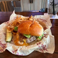 Foto tomada en Lucy&amp;#39;s #7 Burger Bar  por Sean W. el 5/21/2022