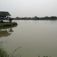 Photo taken at บ่อตกปลาทุ่งกังหัน ฟิชชิ่งพาร์ค by พอยย ล. on 10/14/2012