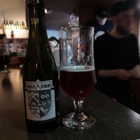 Das Foto wurde bei Тапки / Taps &amp;amp; Bottles von Никита . am 11/2/2018 aufgenommen