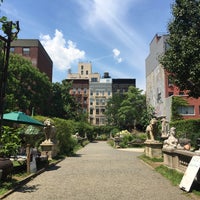 Foto tirada no(a) Elizabeth Street Garden por Alyssa em 7/28/2016