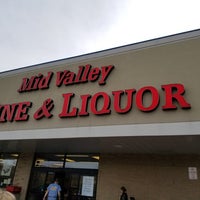 12/24/2017にRob J.がMid Valley Wine &amp;amp; Liquorで撮った写真