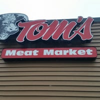 Das Foto wurde bei Tom&amp;#39;s Meat Market von Lori W. am 4/8/2015 aufgenommen
