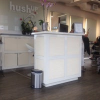4/13/2013 tarihinde Jennifer T.ziyaretçi tarafından Hush Hush Hair Salon'de çekilen fotoğraf