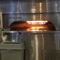 12/19/2015 tarihinde Lena C.ziyaretçi tarafından Pieology Pizzeria'de çekilen fotoğraf