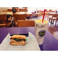 9/3/2014 tarihinde Larianne T.ziyaretçi tarafından Tropical Smoothie Cafe'de çekilen fotoğraf