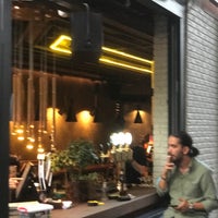 Das Foto wurde bei Amelie’s Garden Street Bar von Berna Ş. am 8/26/2021 aufgenommen