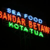Photo taken at Restaurant Seafood Bandar Betawi by Henry W. on 10/12/2012