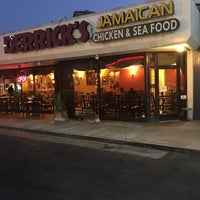 Foto tirada no(a) Derrick&amp;#39;s Jamaican Restaurant por Mark W. em 5/2/2016