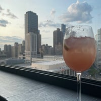 Das Foto wurde bei The Empire Hotel Rooftop von Jeph C. am 6/15/2023 aufgenommen