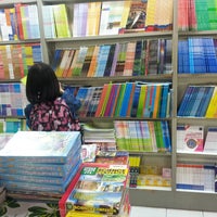Photo taken at Popular Bookstore by Kakashi N. on 5/15/2013