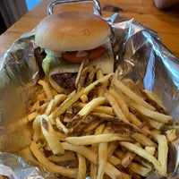 Das Foto wurde bei Burger Shoppe von Aaron C am 7/14/2019 aufgenommen