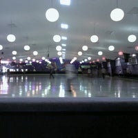 รูปภาพถ่ายที่ Palace Roller Skating Rink โดย Karen E. เมื่อ 10/4/2012