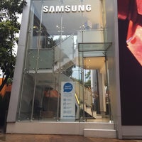 Das Foto wurde bei Samsung Experience Store von Carlos L. am 6/9/2015 aufgenommen