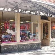 Das Foto wurde bei Jennifer&amp;#39; Pharmacy And Soda Shoppe von Riverfront Times am 8/14/2014 aufgenommen