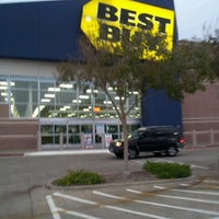 Photo taken at Best Buy by ZeBeat M. on 11/13/2012