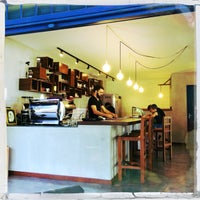 Photo taken at Los Baristas . Casa de Cafés by Antônio B. on 6/13/2015