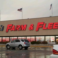 รูปภาพถ่ายที่ Blain&amp;#39;s Farm &amp;amp; Fleet โดย Tim N. เมื่อ 9/21/2012