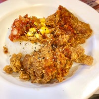 Photo taken at Yogiyo Korean Fried Chicken by Elise ❥. on 1/5/2018